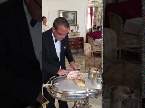 POULARDE DE BRESSE CUITE EN VESSIE. Restaurant Epicure, Paris.