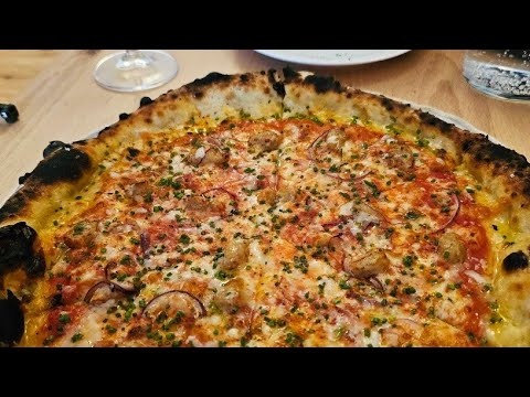 The Only Pizza in Paris - Oobatz
