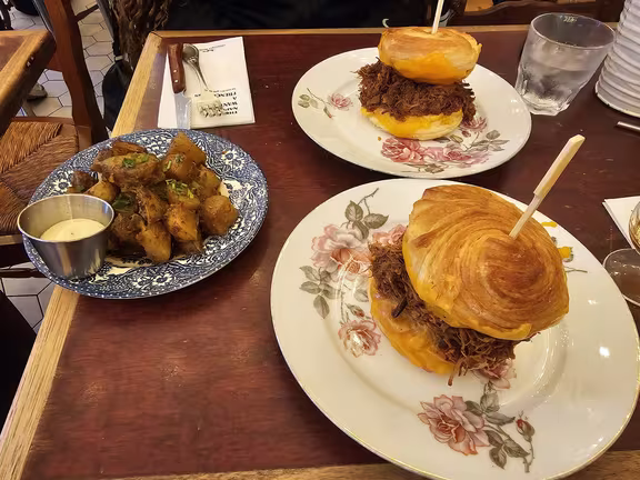 Aupa Caminito - croissant burger - Image 3