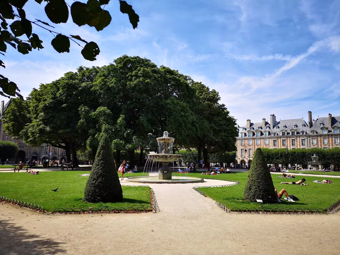 Place des Vosges - Image 2