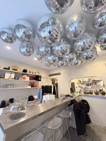 DISCO BURGERS - Image 2