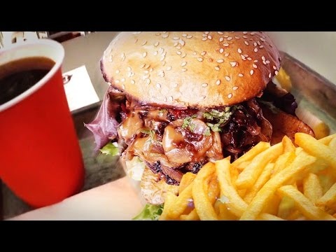 Dégustation BURGER BANANE &amp; CACAHUÈTE du CAMION QUI FUME avec Caelan